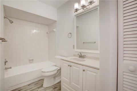 Condo in Pompano Beach, Florida, 1 bedroom № 2258184 - photo 15