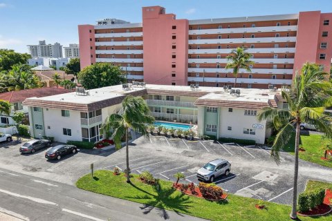 Condo in Pompano Beach, Florida, 1 bedroom № 2258184 - photo 3