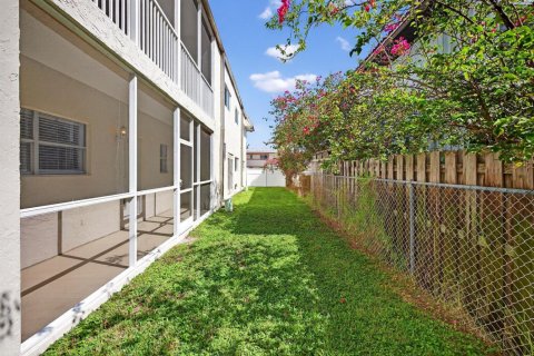 Condo in Pompano Beach, Florida, 1 bedroom № 2258184 - photo 17