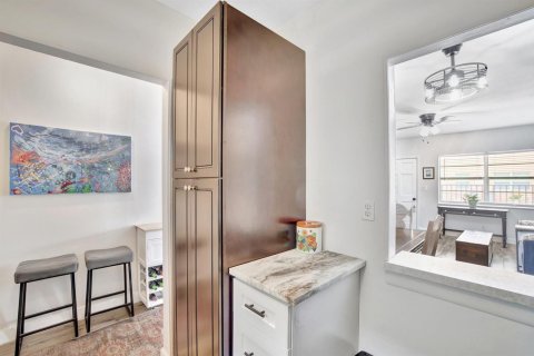 Condo in Pompano Beach, Florida, 1 bedroom № 2258184 - photo 10