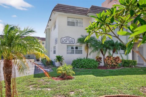 Condo in Pompano Beach, Florida, 1 bedroom № 2258184 - photo 19