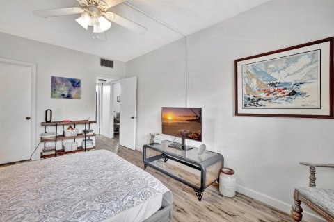 Condo in Pompano Beach, Florida, 1 bedroom № 2258184 - photo 13