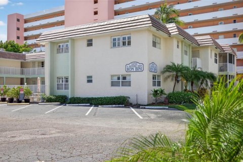 Condo in Pompano Beach, Florida, 1 bedroom № 2258184 - photo 24