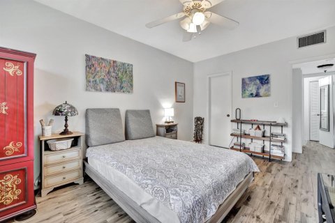 Condo in Pompano Beach, Florida, 1 bedroom № 2258184 - photo 11