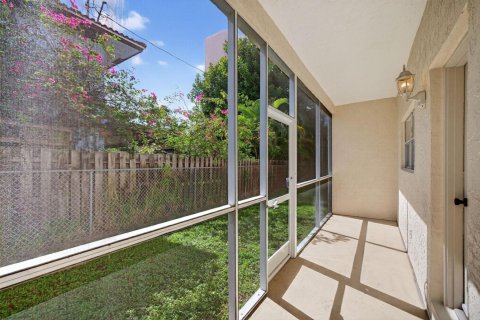 Condo in Pompano Beach, Florida, 1 bedroom № 2258184 - photo 16