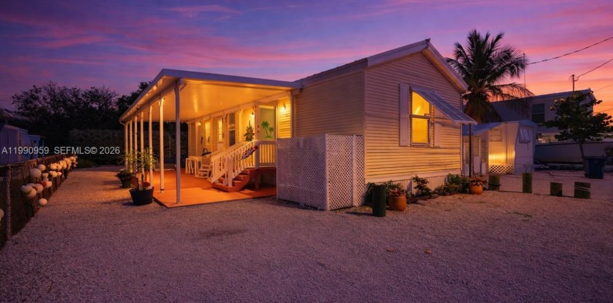 House in Key Largo, Florida 2 bedrooms, 71.35 sq.m. № 2052481