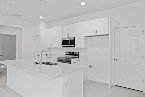 Casa en venta en Fruitland Park, Florida, 4 dormitorios, 139.45 m2 № 1780581 - foto 2
