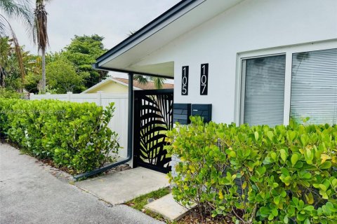 House in Wilton Manors, Florida 3 bedrooms, 123.1 sq.m. № 2088405