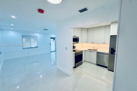 House in Wilton Manors, Florida 3 bedrooms, 123.1 sq.m. № 2088405 - photo 8