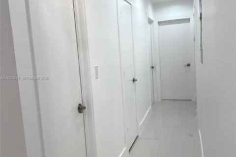 House in Wilton Manors, Florida 3 bedrooms, 123.1 sq.m. № 2088405 - photo 9