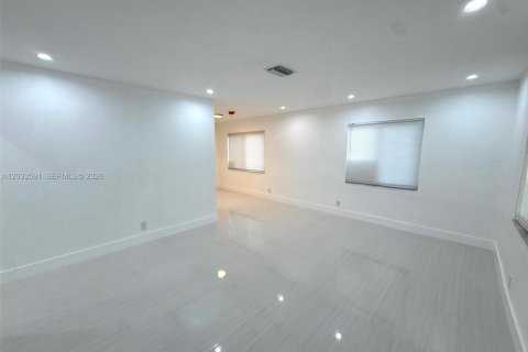 House in Wilton Manors, Florida 3 bedrooms, 123.1 sq.m. № 2088405 - photo 3