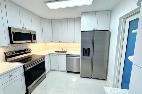 House in Wilton Manors, Florida 3 bedrooms, 123.1 sq.m. № 2088405 - photo 4