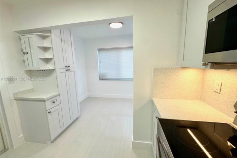 House in Wilton Manors, Florida 3 bedrooms, 123.1 sq.m. № 2088405 - photo 7