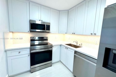 House in Wilton Manors, Florida 3 bedrooms, 123.1 sq.m. № 2088405 - photo 6