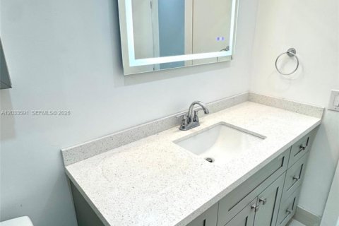 House in Wilton Manors, Florida 3 bedrooms, 123.1 sq.m. № 2088405 - photo 11