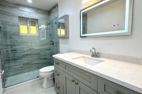 House in Wilton Manors, Florida 3 bedrooms, 123.1 sq.m. № 2088405 - photo 10