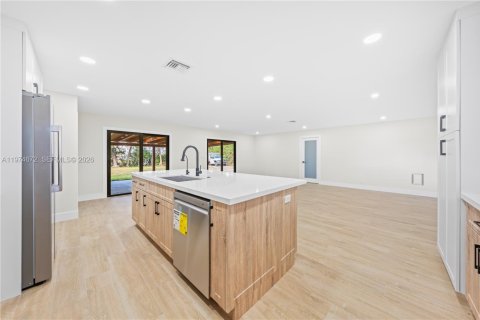 House in Davie, Florida 4 bedrooms, 170.38 sq.m. № 2040928 - photo 11