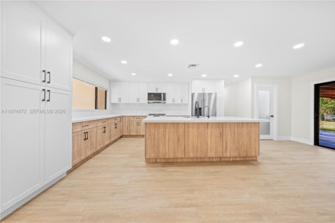 House in Davie, Florida 4 bedrooms, 170.38 sq.m. № 2040928 - photo 13