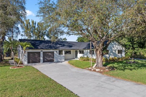 House in Davie, Florida 4 bedrooms, 170.38 sq.m. № 2040928 - photo 3