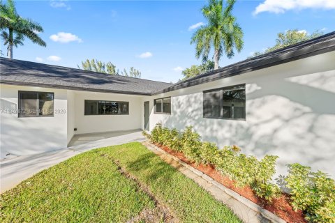 House in Davie, Florida 4 bedrooms, 170.38 sq.m. № 2040928 - photo 2