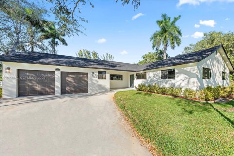 House in Davie, Florida 4 bedrooms, 170.38 sq.m. № 2040928