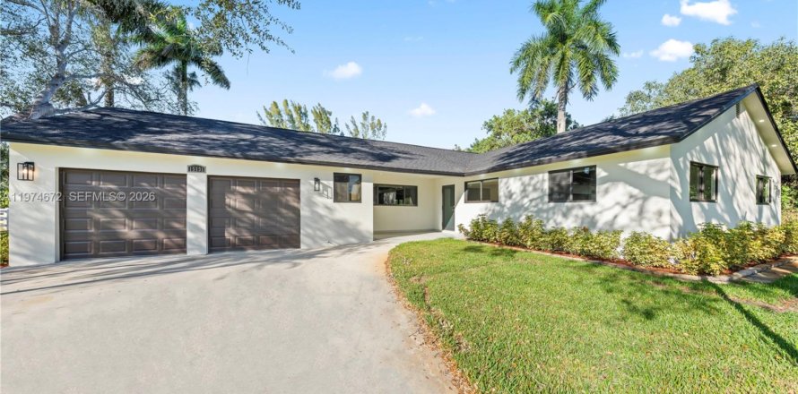 House in Davie, Florida 4 bedrooms, 170.38 sq.m. № 2040928