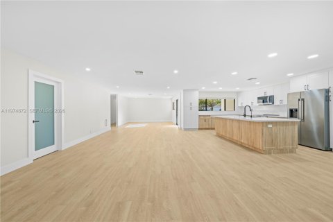 House in Davie, Florida 4 bedrooms, 170.38 sq.m. № 2040928 - photo 8