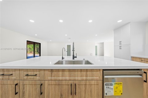 House in Davie, Florida 4 bedrooms, 170.38 sq.m. № 2040928 - photo 15