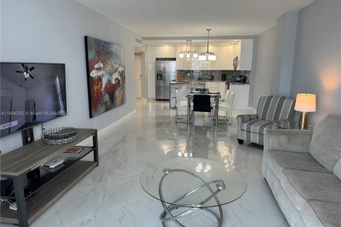Copropriété à louer à Sunny Isles Beach, Floride: 1 chambre, 93.37 m2 № 1959671 - photo 1