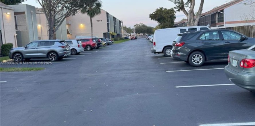 Кондоминиум с 4 комнатами в Дейви, Флорида № 1964758