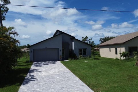 House in Rotonda, Florida 4 bedrooms, 155.8 sq.m. № 1912565 - photo 3