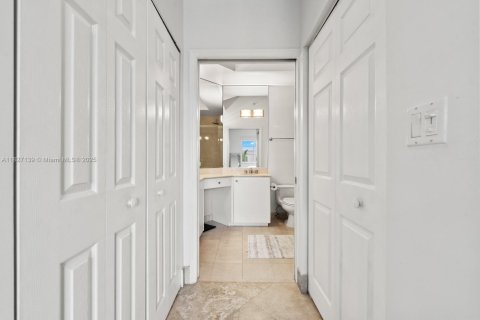 Condo in Miami Beach, Florida, 2 bedrooms № 1994272 - photo 14