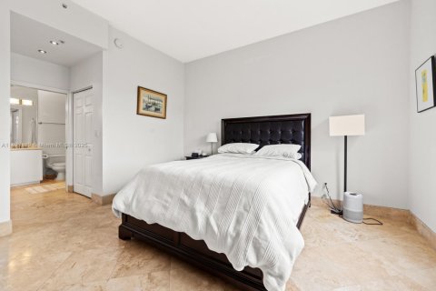 Condo in Miami Beach, Florida, 2 bedrooms № 1994272 - photo 13