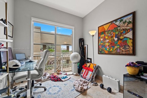 Condo in Miami Beach, Florida, 2 bedrooms № 1994272 - photo 20