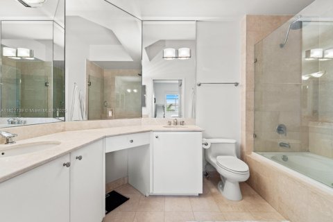 Condo in Miami Beach, Florida, 2 bedrooms № 1994272 - photo 15