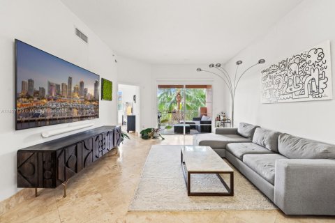 Condo in Miami Beach, Florida, 2 bedrooms № 1994272 - photo 1