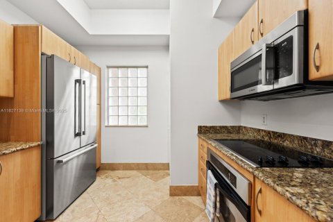 Condo in Miami Beach, Florida, 2 bedrooms № 1994272 - photo 10