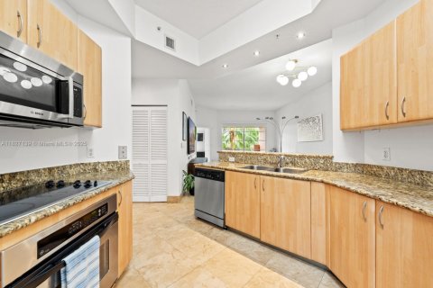 Condo in Miami Beach, Florida, 2 bedrooms № 1994272 - photo 11