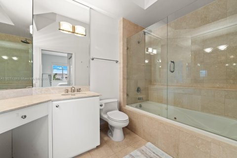 Condo in Miami Beach, Florida, 2 bedrooms № 1994272 - photo 16