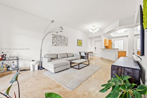 Condo in Miami Beach, Florida, 2 bedrooms № 1994272 - photo 4
