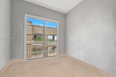Condo in Miami Beach, Florida, 2 bedrooms № 1994272 - photo 19