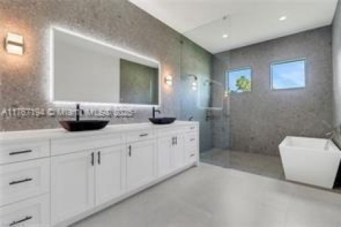 House in Naples, Florida 4 bedrooms, 268.3 sq.m. № 1867450 - photo 20