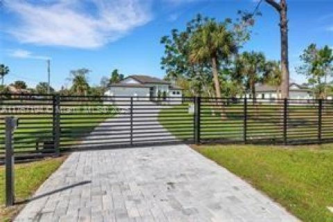 House in Naples, Florida 4 bedrooms, 268.3 sq.m. № 1867450 - photo 4