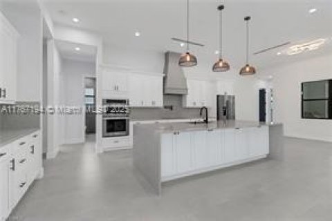 House in Naples, Florida 4 bedrooms, 268.3 sq.m. № 1867450 - photo 12