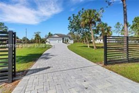 House in Naples, Florida 4 bedrooms, 268.3 sq.m. № 1867450 - photo 5