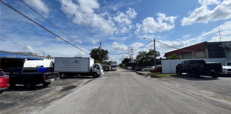 Propiedad comercial en West Park, Florida № 1207946