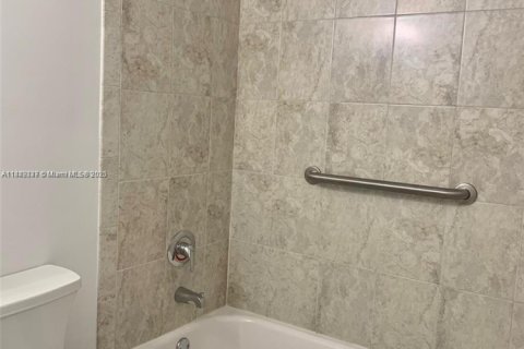 Condominio en venta en Miami, Florida, 1 dormitorio, 68.75 m2 № 1875629 - foto 15