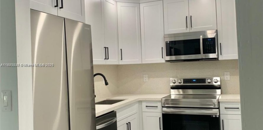Condominio en Miami, Florida, 1 dormitorio  № 1875629