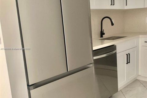Condominio en venta en Miami, Florida, 1 dormitorio, 68.75 m2 № 1875629 - foto 3