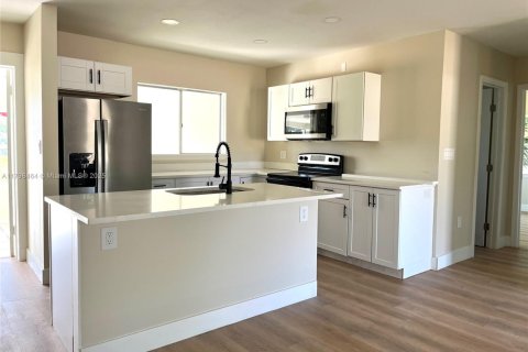 House in Fort Myers, Florida 3 bedrooms, 130.9 sq.m. № 1712531 - photo 2